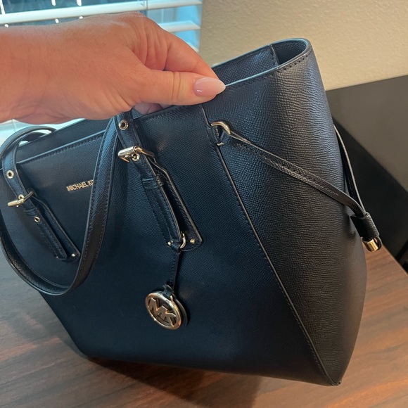 Michael Kors ‘Voyager’ Leather Tote Bag - Picture 9 of 10